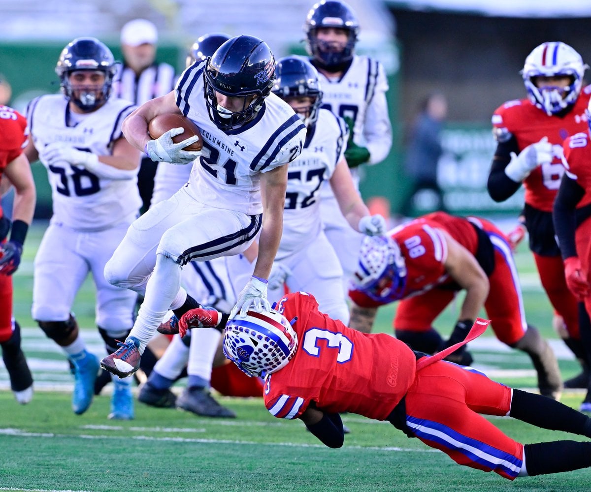 Gold Helmet winner breaking a tackle in the 5A state championship